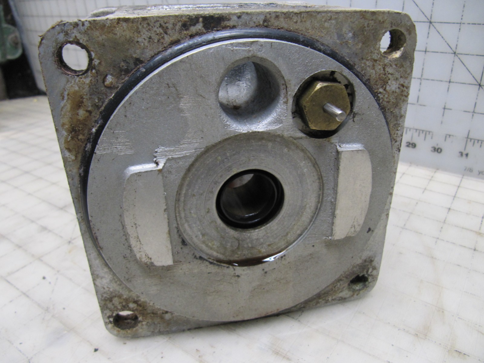 Used Warren Rupp Intermediate Bracket For Sandpiper Diaphragm Pump SB1 1/2