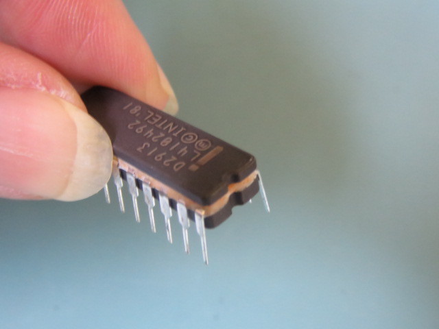 INTEL D2913 Qty of 4 per Lot V(cc/in/out): -0.3 to +15V 1.35W combined single-c