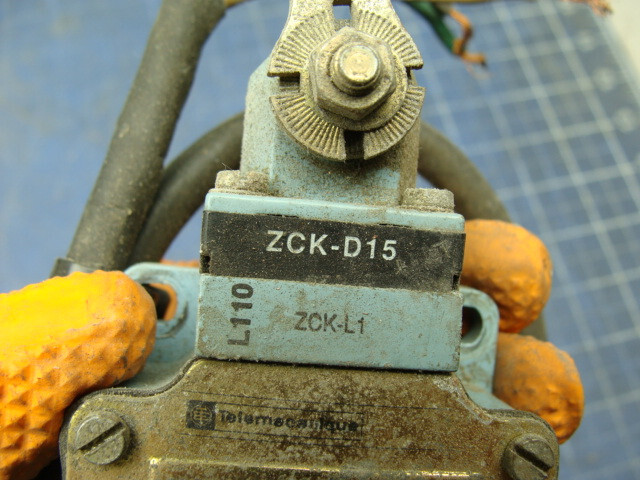 LOT OF 2 TELEMECANIQUE LIMIT SWITCHES XCK-L ZCK-015
