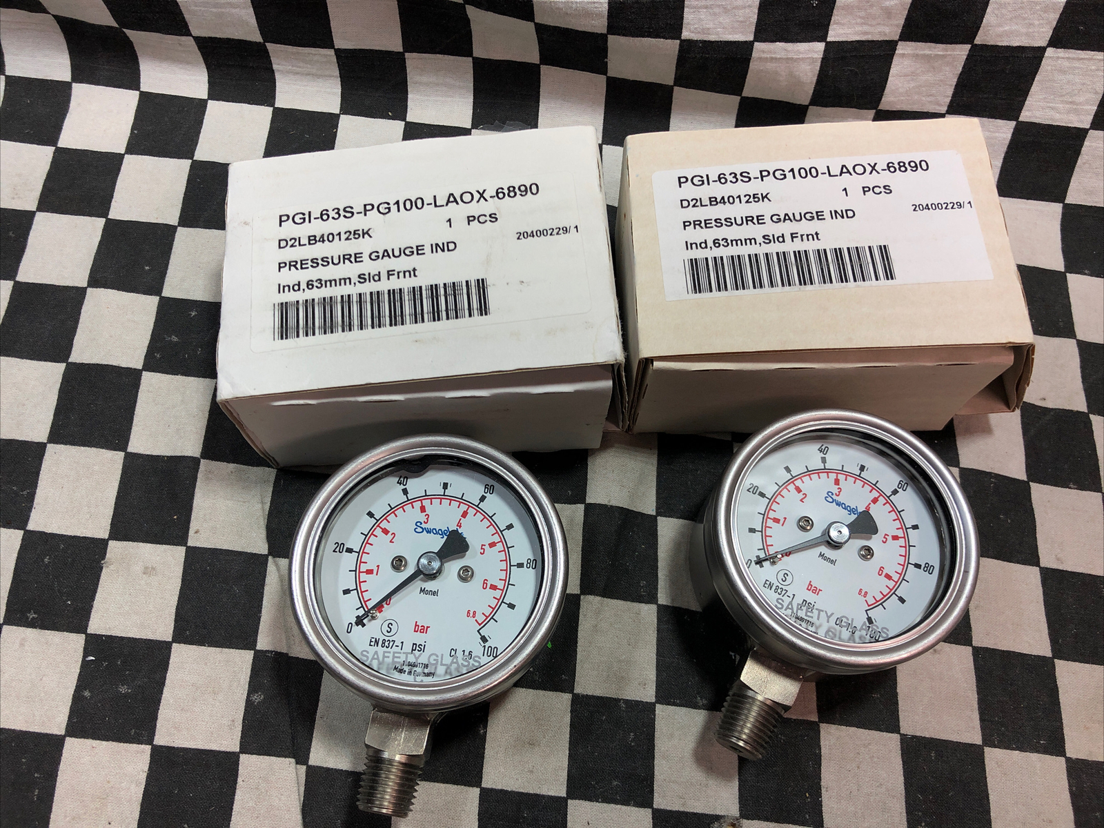 SWAGELOK PRESSURE GAUGE 63mm, 1/4″ NPT, PGI-63S-PG100-LAOX-6890, LOT OF 2