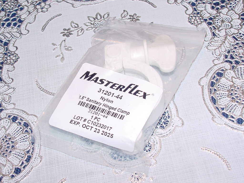MasterFlex 31201-44, 1.5-inch Non-Metallic Sanitary Hinged Clamp, Nylon, NEW