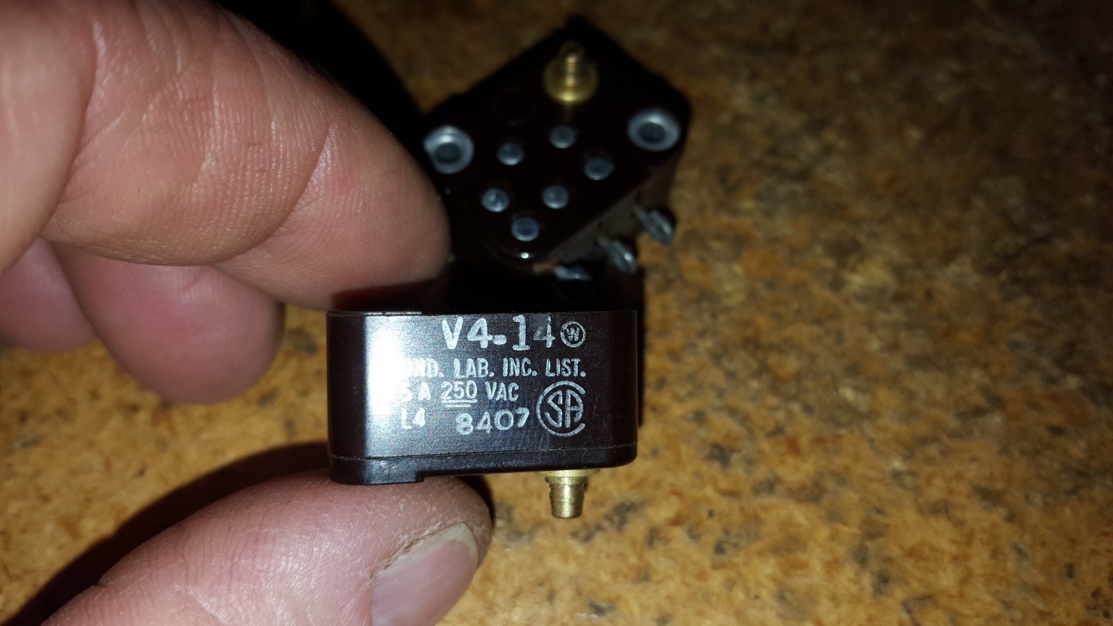 ORIGINAL MICRO SWITCH BRAND V4-14 5A 250 VAC BRAND NEW LOC TOP DSK CENTER
