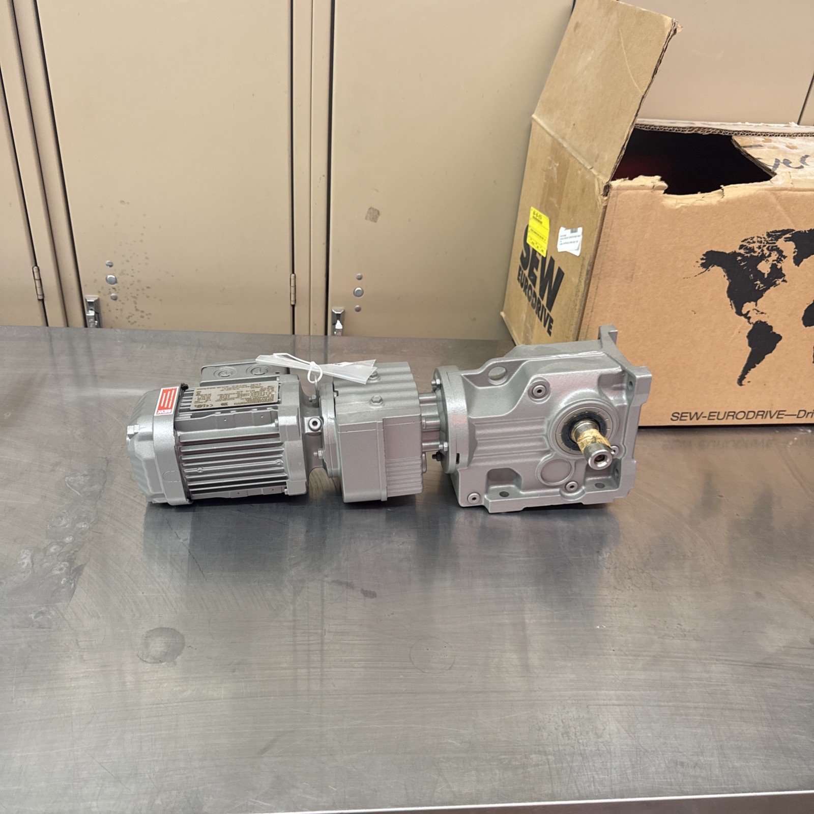 SEW EURODRIVE K37 R17 DRN63M4 MOTOR DRIVE GEARBOX
