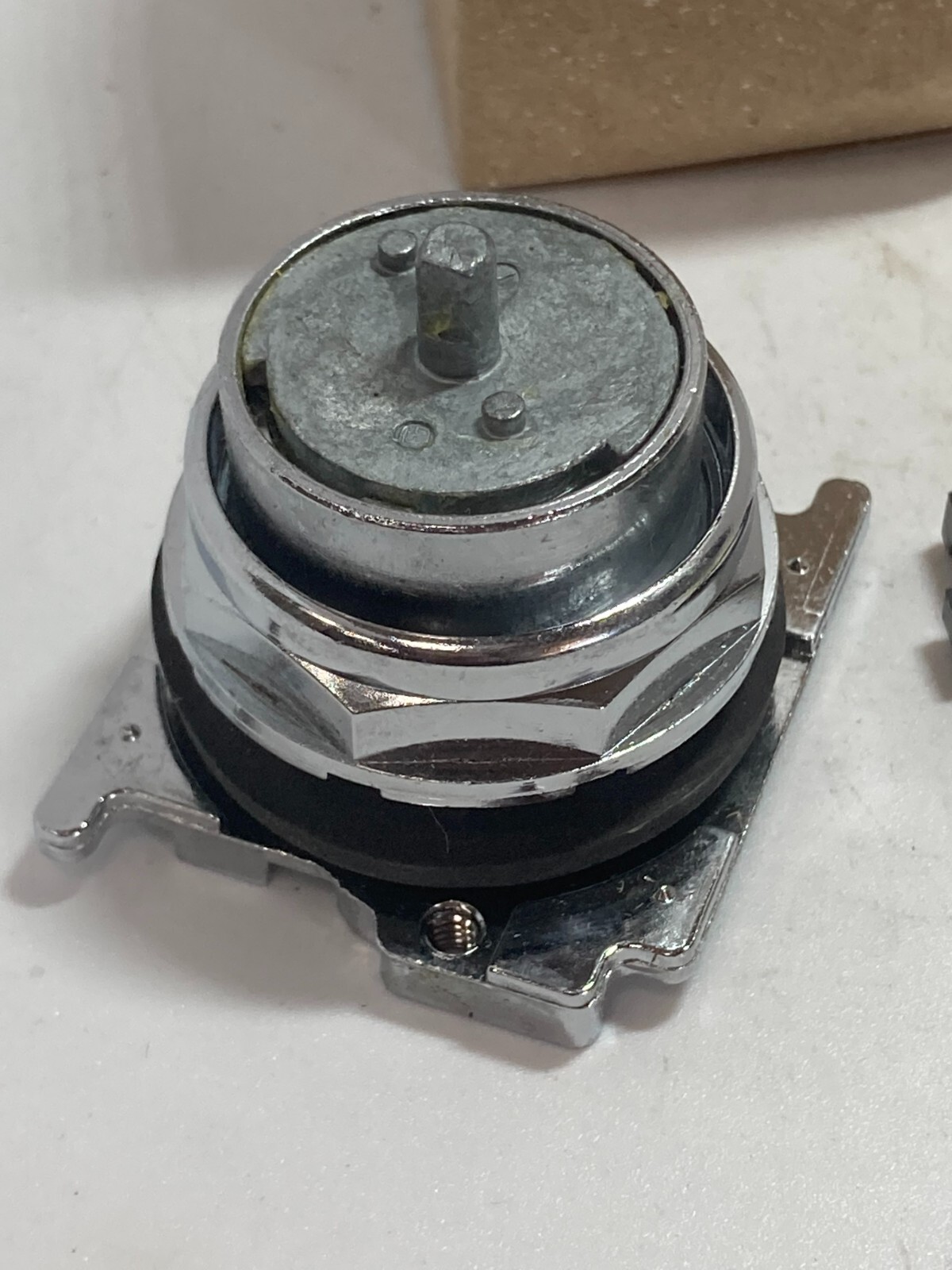 CUTLER HAMMER 10250T4023 SELECTOR SWITCH 3 POS MAIN UNIVERSAL MTG SER A3 NIB