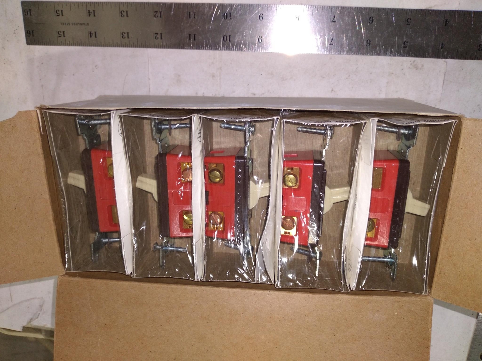 ARROW HART 1223I 20A 120-277VAC THREE WAY, IVORY A C SWITCH ’10 IN BOX’