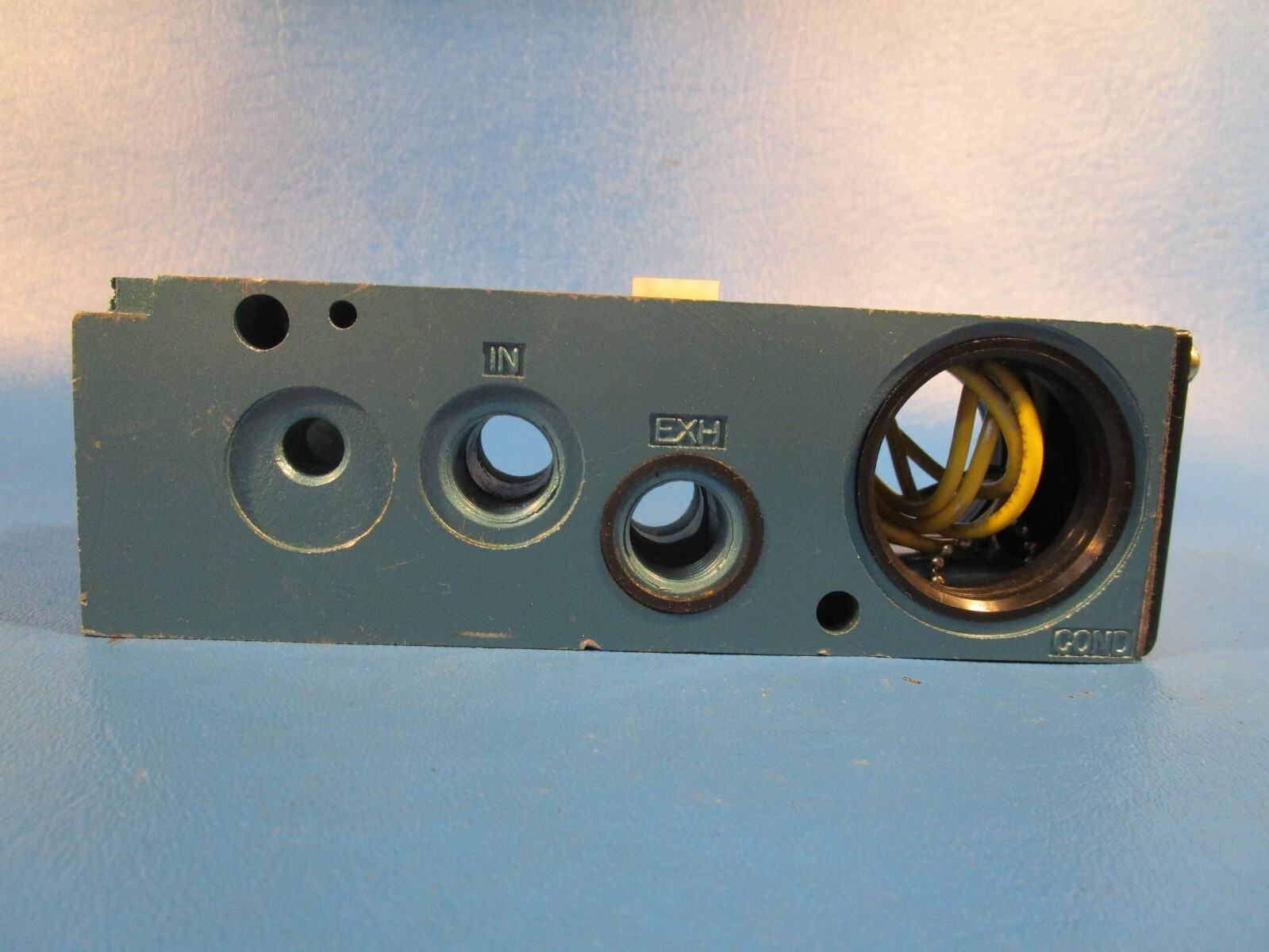 MAC 82A-CA-BKA MANIFOLD BASE, 1/4INCH NPT PORTS. For Solenoid Valve Assemblies