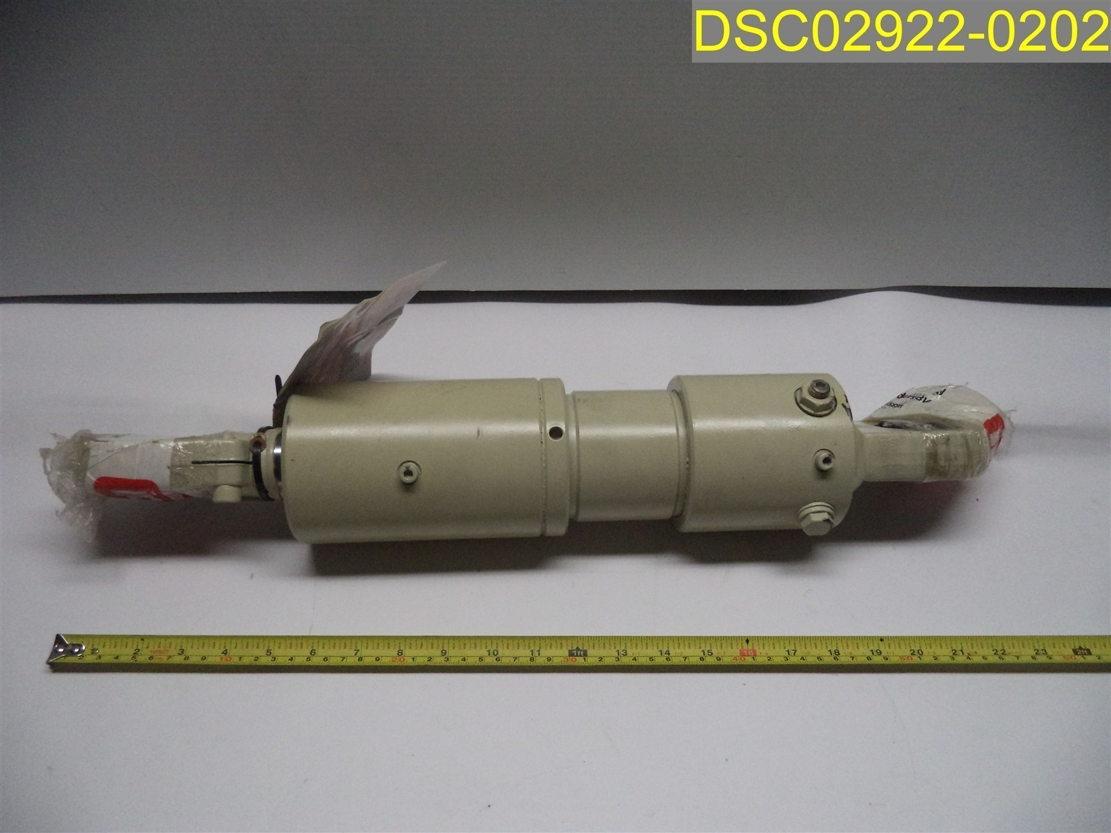 IHC Manual Vremac Cylinder 22 1/2″ Overall as shown, 1 1/2″ Dia. Eyes