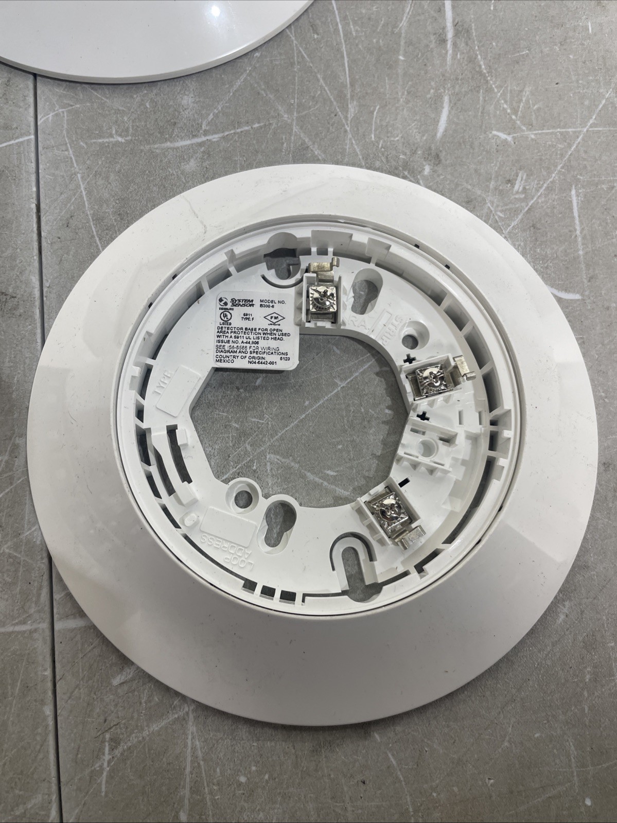 System Sensor B300-6-BP, Bulk Pack, 10 Pieces, White, 6-inch Flanged Base, New
