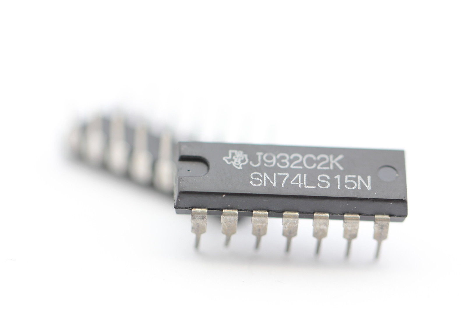 SN74LS15N TEXAS INST. INTEGRATED CIRCUIT NOS (New Old Stock) 1PC. C551AU6F270215