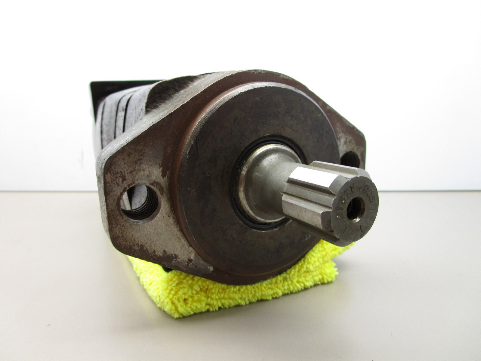 Eaton Corp 1041227-006 Hydraulic Drive Motor 6-Spline Char-Lynn 2000 Series