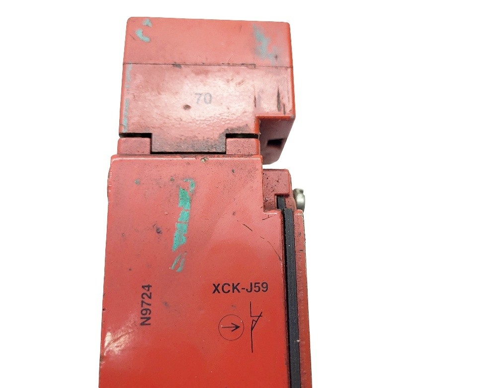 TELEMECANIQUE XCKJ-5970-547 LIMIT SWITCH W/ XCK-J59 RECEPTACLE XCK-J…H7