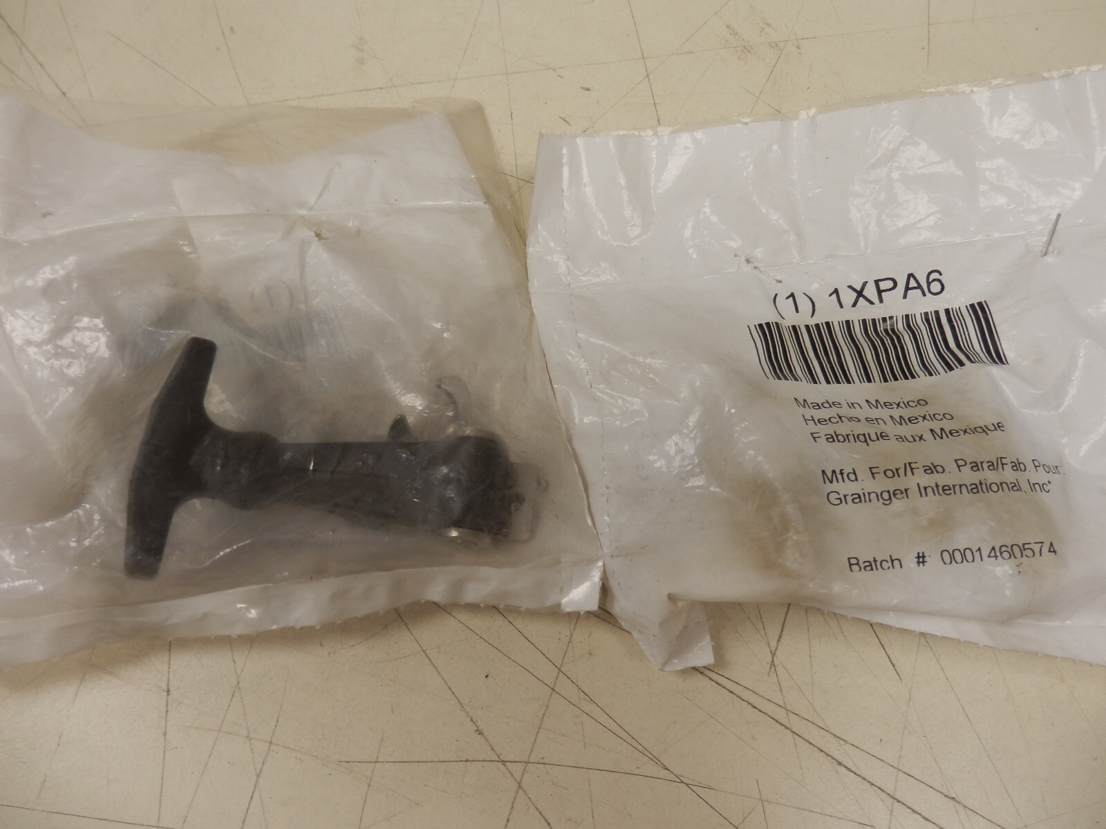 TWO (2) PACK GRAINGER 1XPA6 RUBBER NON-LOCKING DRAW LATCHES FREE SHIPPING