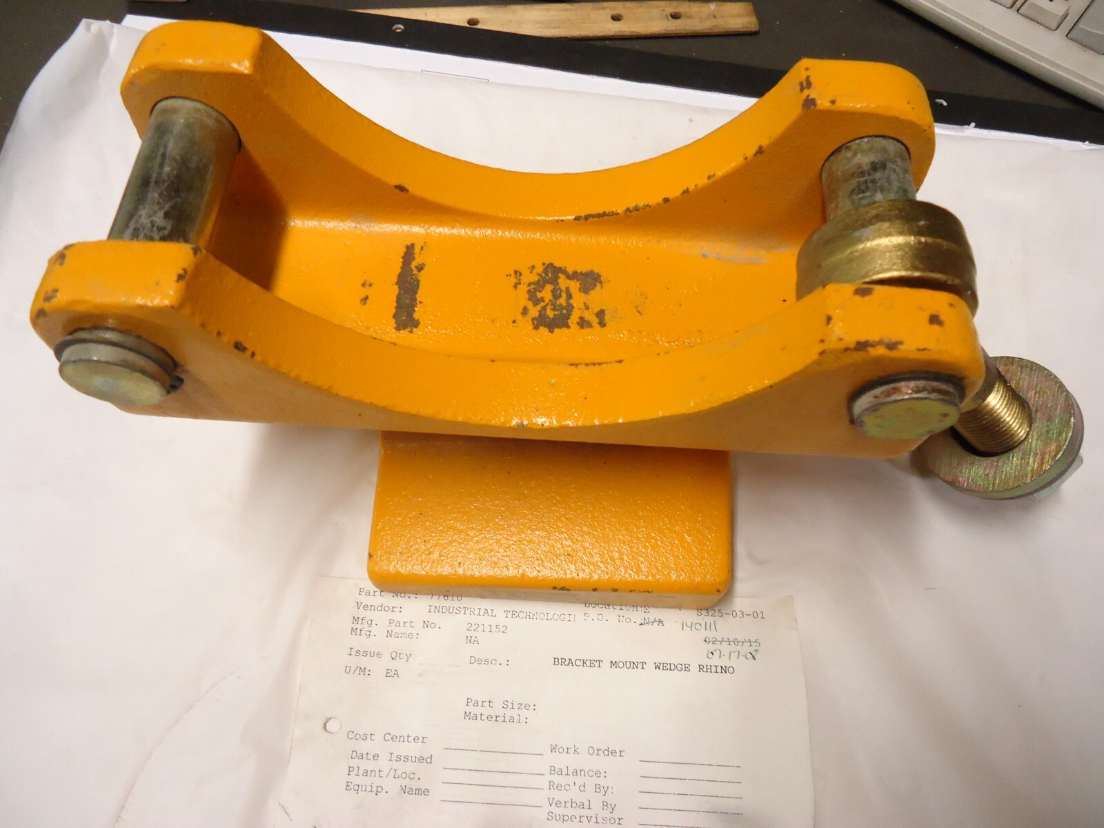 INDUSTRIAL TECHNOLOGIES 221152 BRACKET MOUNT WEDGE RHINO – PIN SIZE 15/16″