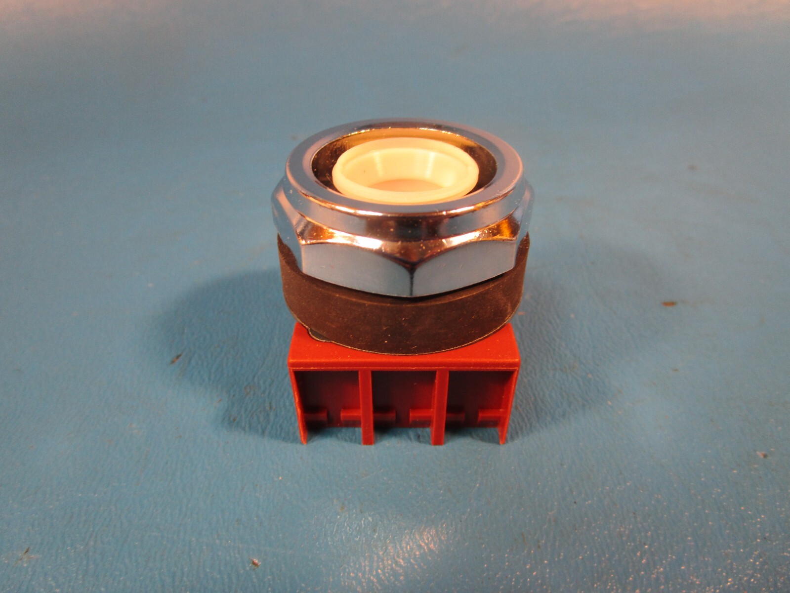 SIEMENS 3SB03-P, 30MM PUSHBUTTON, OPERATOR ONLY