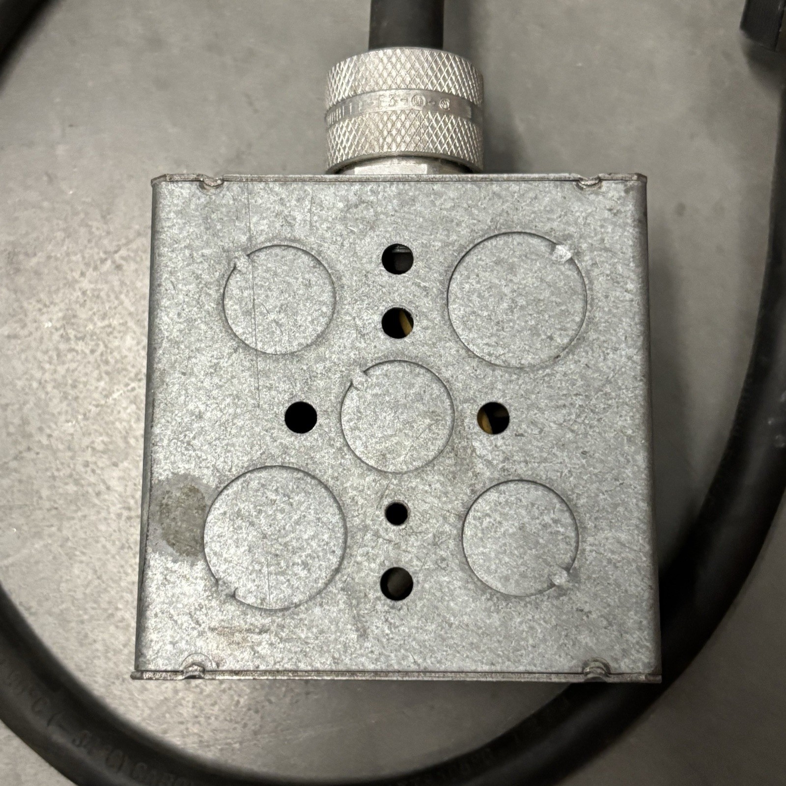 Hubbell 4 Gang Outlet Outdoor Industrial Use Box