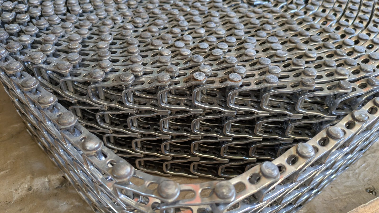 STAINLESS STEEL CHAIN CONVEYOR BELT ROLL HEAVY 5.5″ WIDE 50′ LONG APROX
