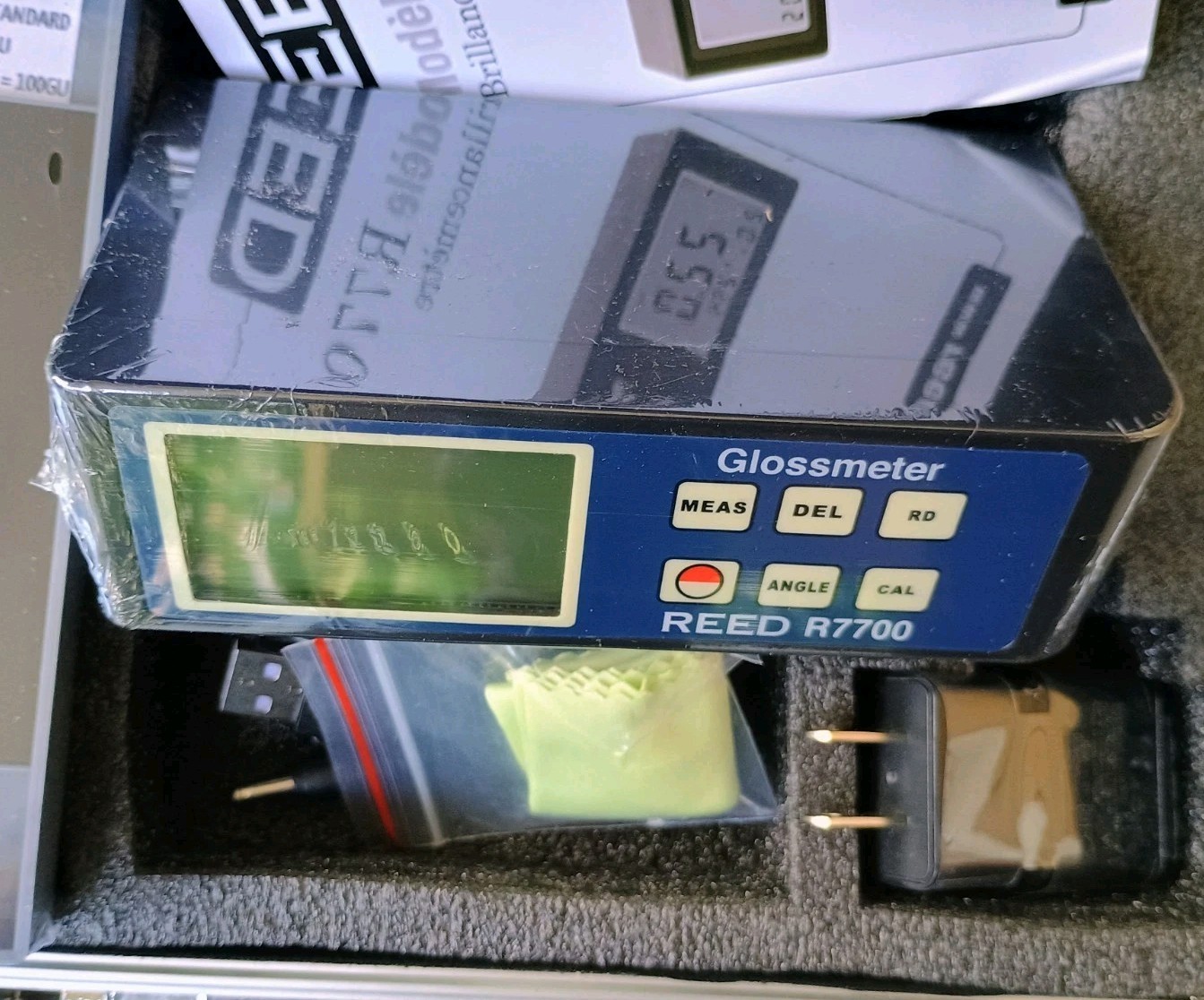REED Instruments R7700 Gloss Meter, 3-Angle (20/60/ 85°)