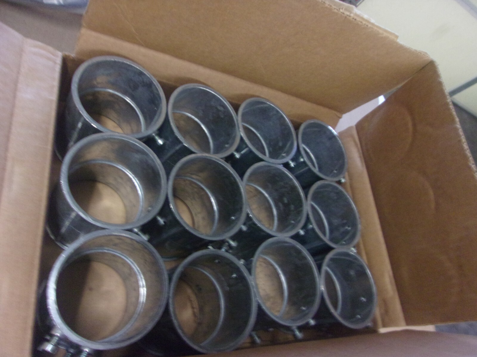 12 NEW Arlington 816 2-1/2″ EMT Concrete Tight Zinc Die Cast Set Screw Coupling