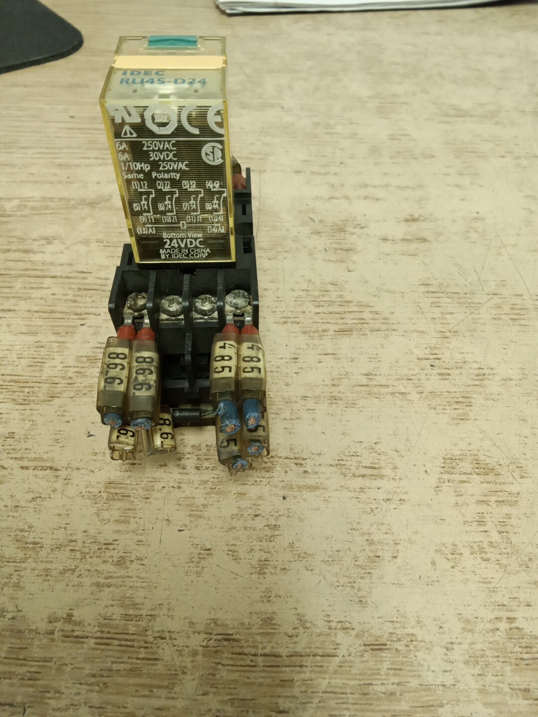 Idec RU4S-D24 Relay w/ Socket Base HC4SFD AP38479-5 63520 *FREE SHIPPING*