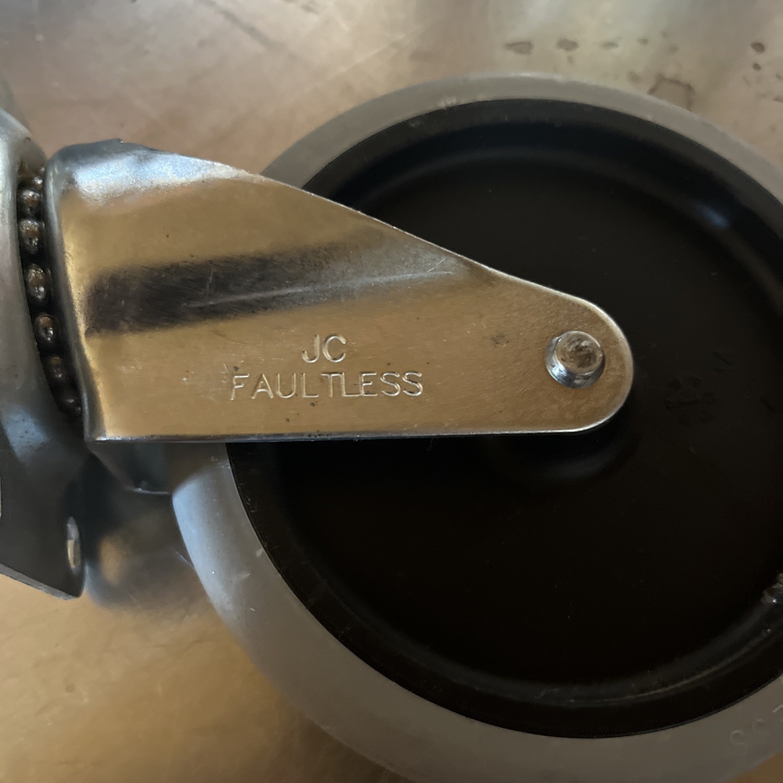 RUBBERMAID COMMERCIAL PRODUCTS GRFG4501L20000 Caster,Swivel 1AHZ3 ( Lot of 4 )
