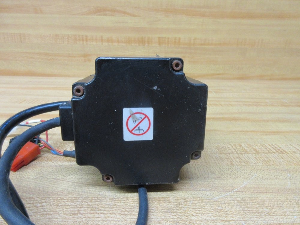 Yaskawa Electric SGMPH-02A1A-YR11 AC Servo Motor SGMPH02A1AYR11 Cracked Body
