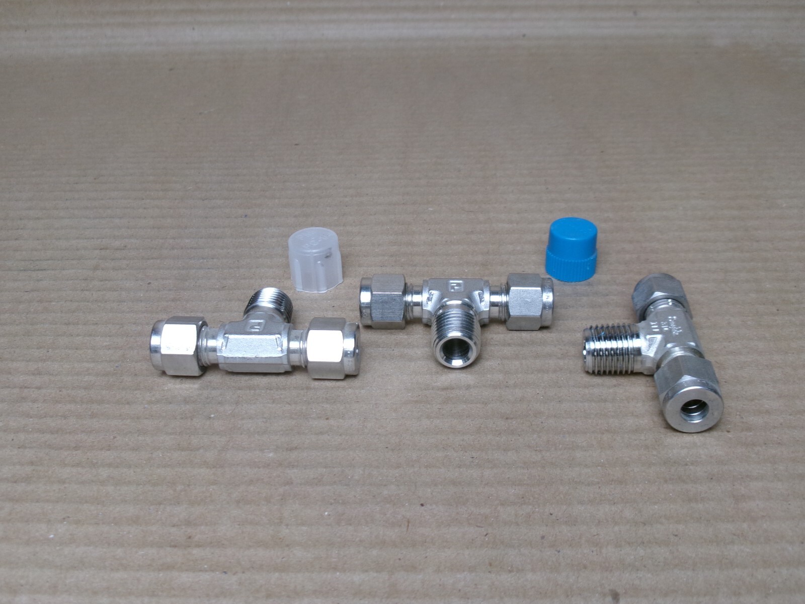 NEW LOT OF 3 PARKER/SWAGELOK 1/2” MALE BRANCH TEE NPT W/ 1/4” OPENING AND 1/4″