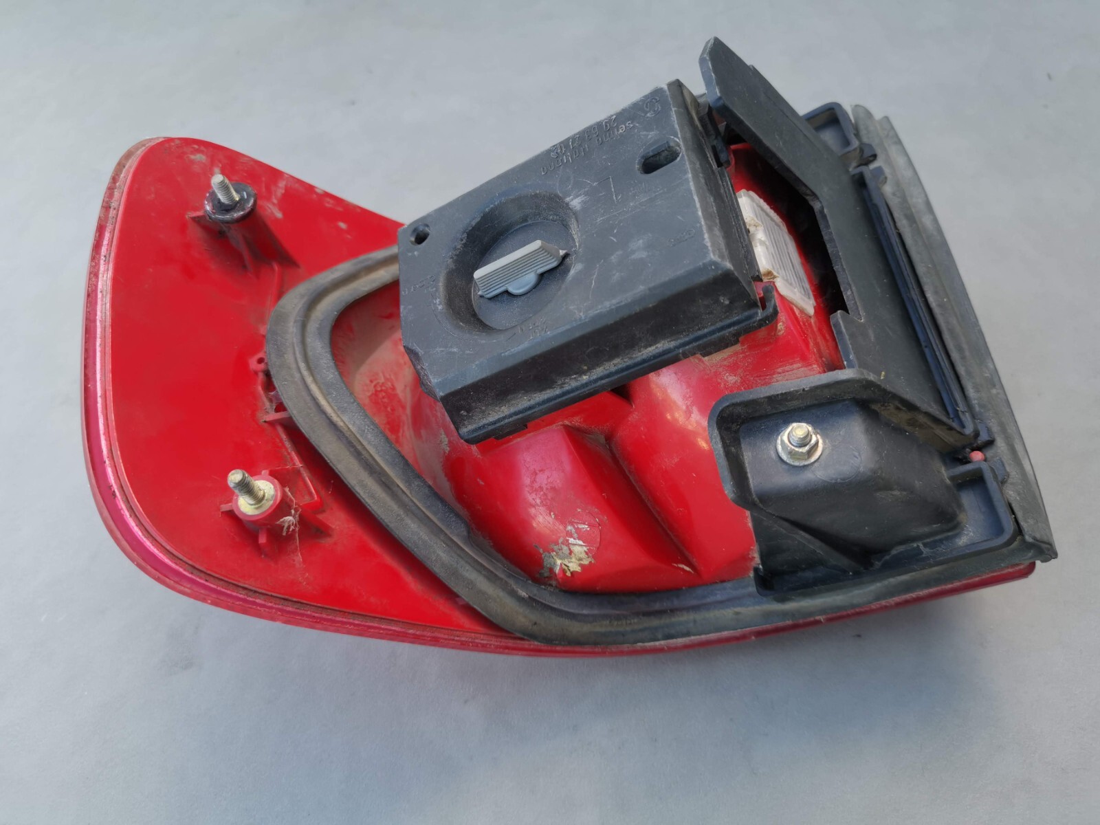 AUDI 80 B4 SALOON REAR LEFT SIDE BODY BRAKE LIGHT LAMP ASSEMBLY HELLA 8A0945095E