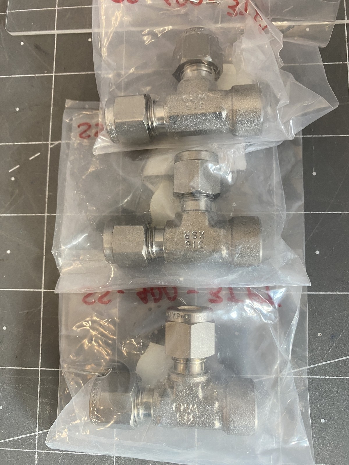 Swagelok Fit Run Tee 1/4SWG x 1/8F PN: SS-400-3TFT