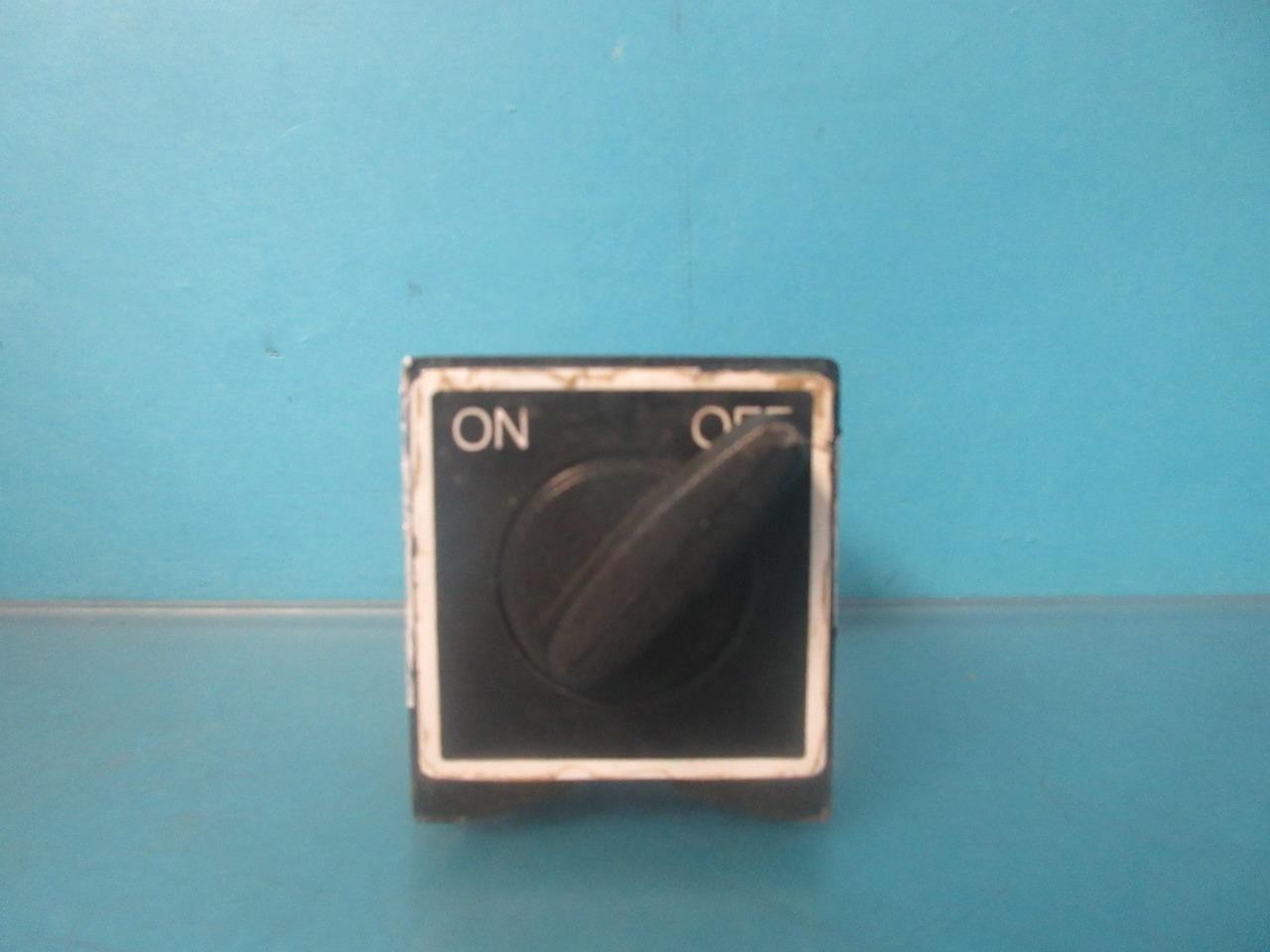 EDMUND INUSTRIAL OPTICS SQUARE MAGNETIC BASE WITH ON/ OFF SWITCH