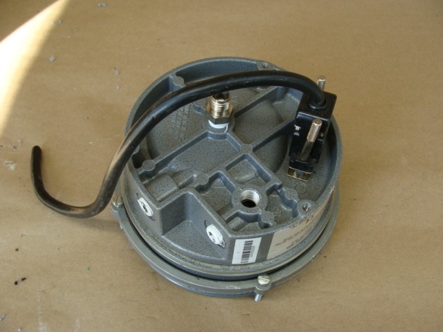 DWYER DIFFERENTIAL PRESSURE CONTROLLER DH3-005 0-2.5 IN. W.C.