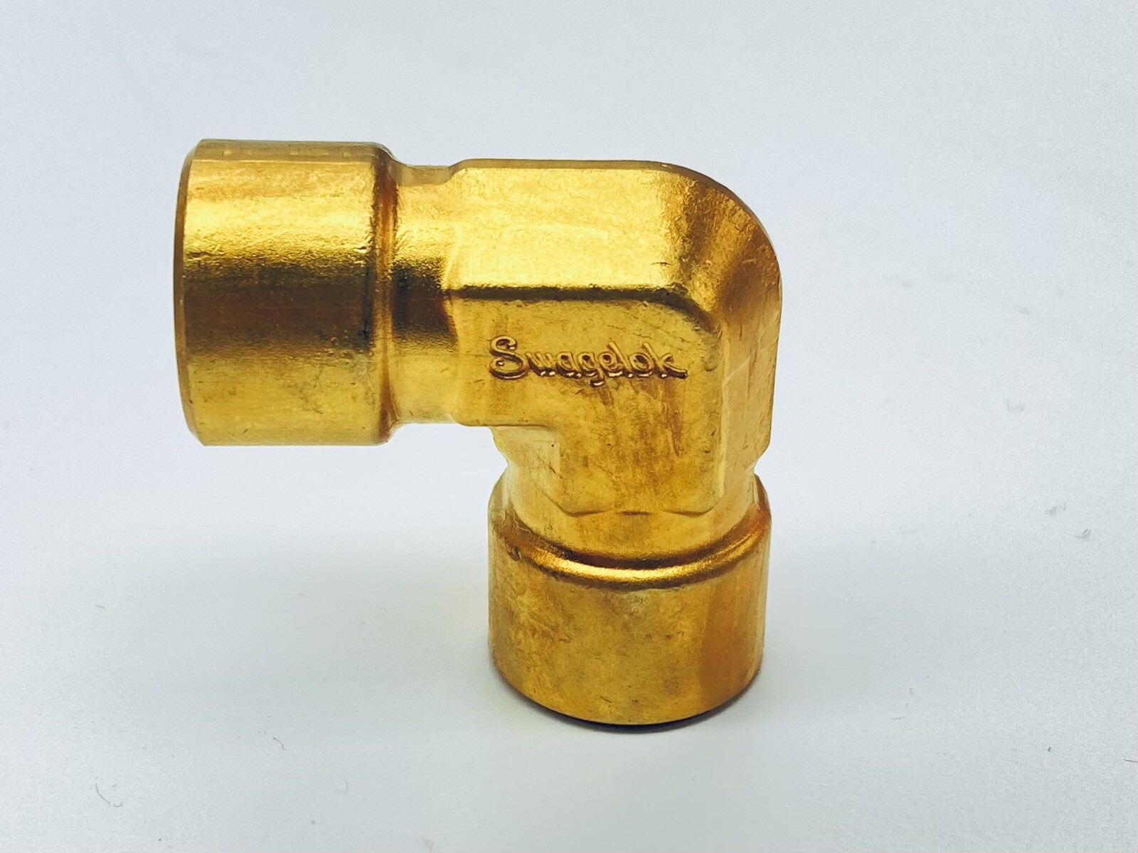 LOT OF 2 UNUSED SWAGELOK 3/8″ BRASS FEMALE 90° ELBOW