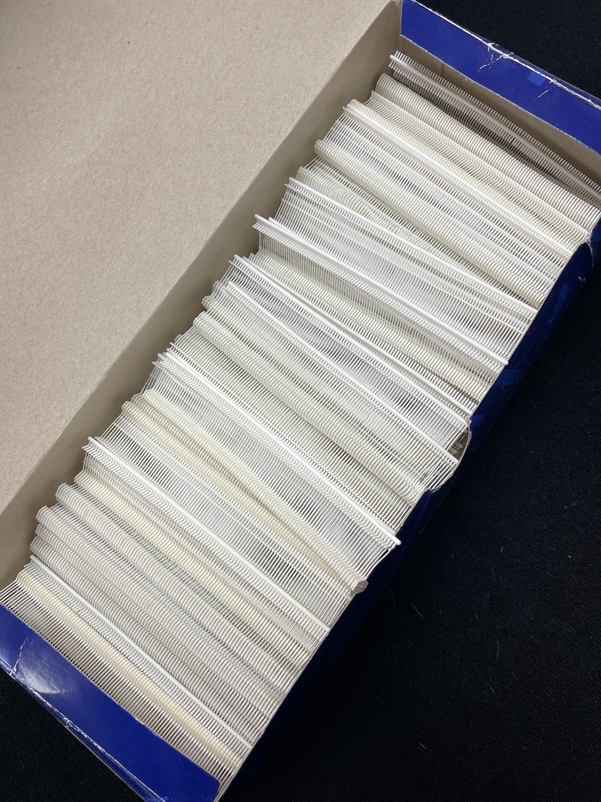 AVERY DENNISON (10,000 PACK) Fine Fabric Fasteners 0.55″ White 10696-0