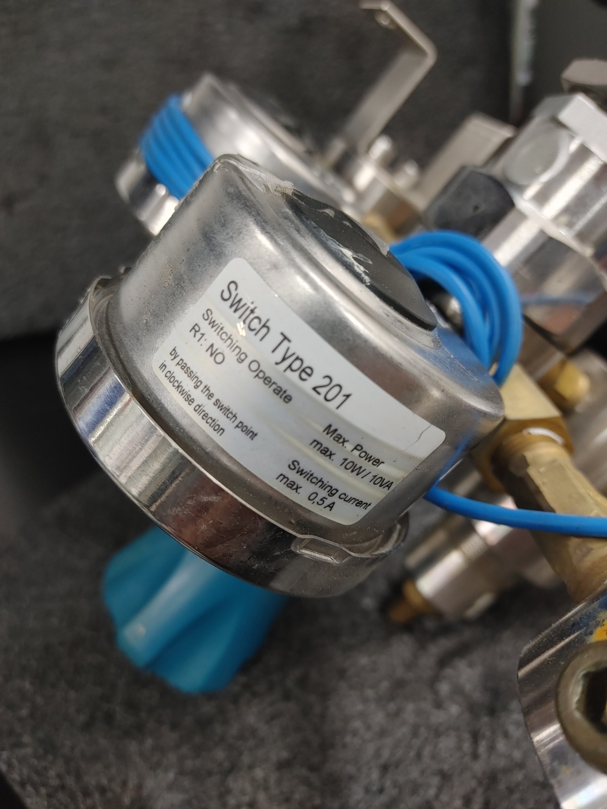 MATHESON High Purity Regulator with MATHESON Type 201 Switch X2 Pressure Gauges
