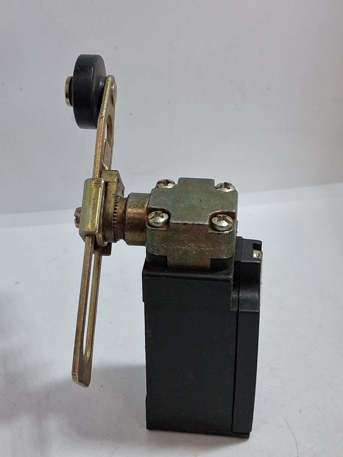 ERSCE E102-00-FI LIMIT SWITCH ADJUSTABLE ROLLER LEVER 6A 250V