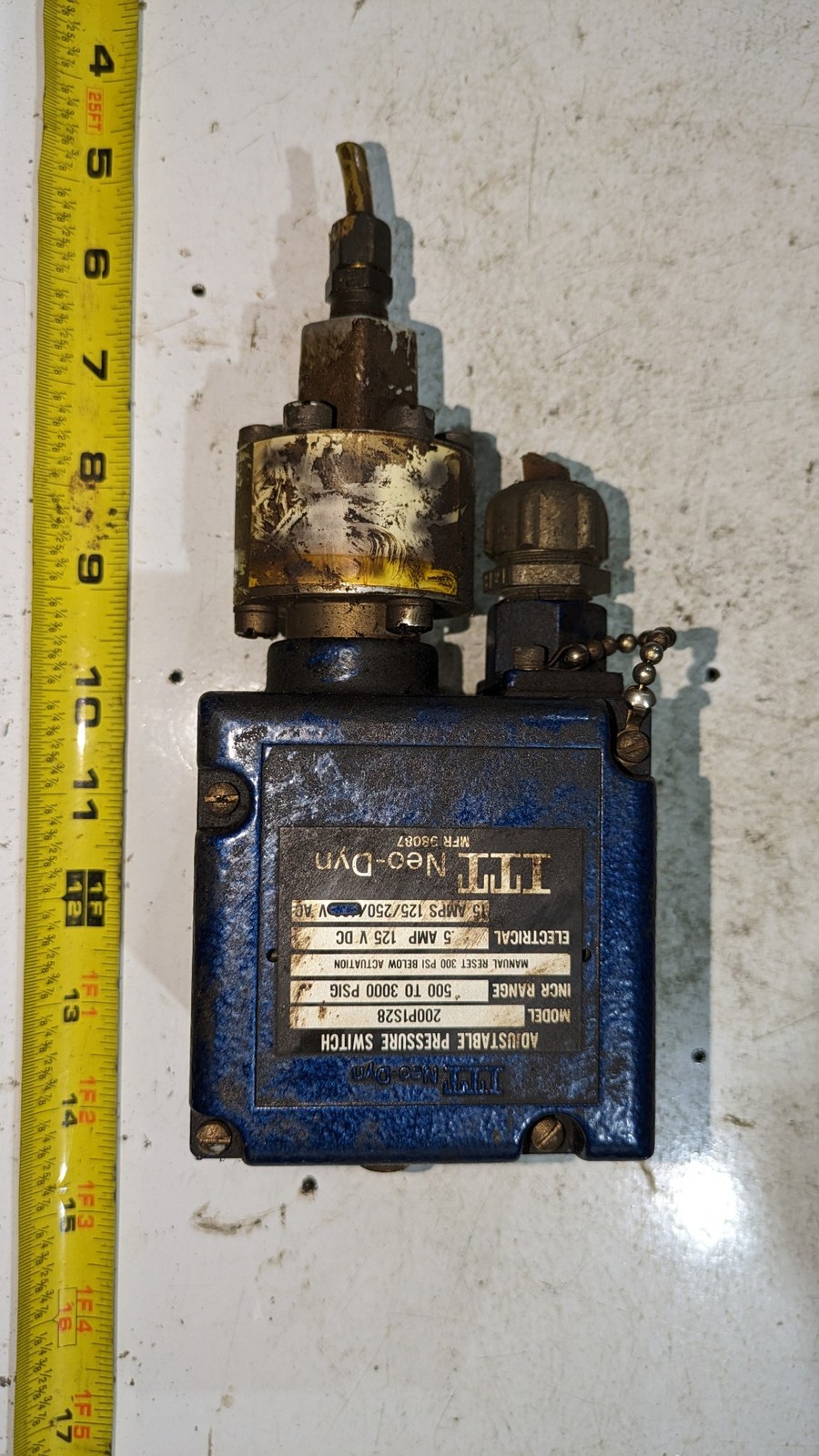 ITT Neo-Dyn 200P1S28 Adjustable Pressure Switch 500-3000 PSIG .5A 125VDC