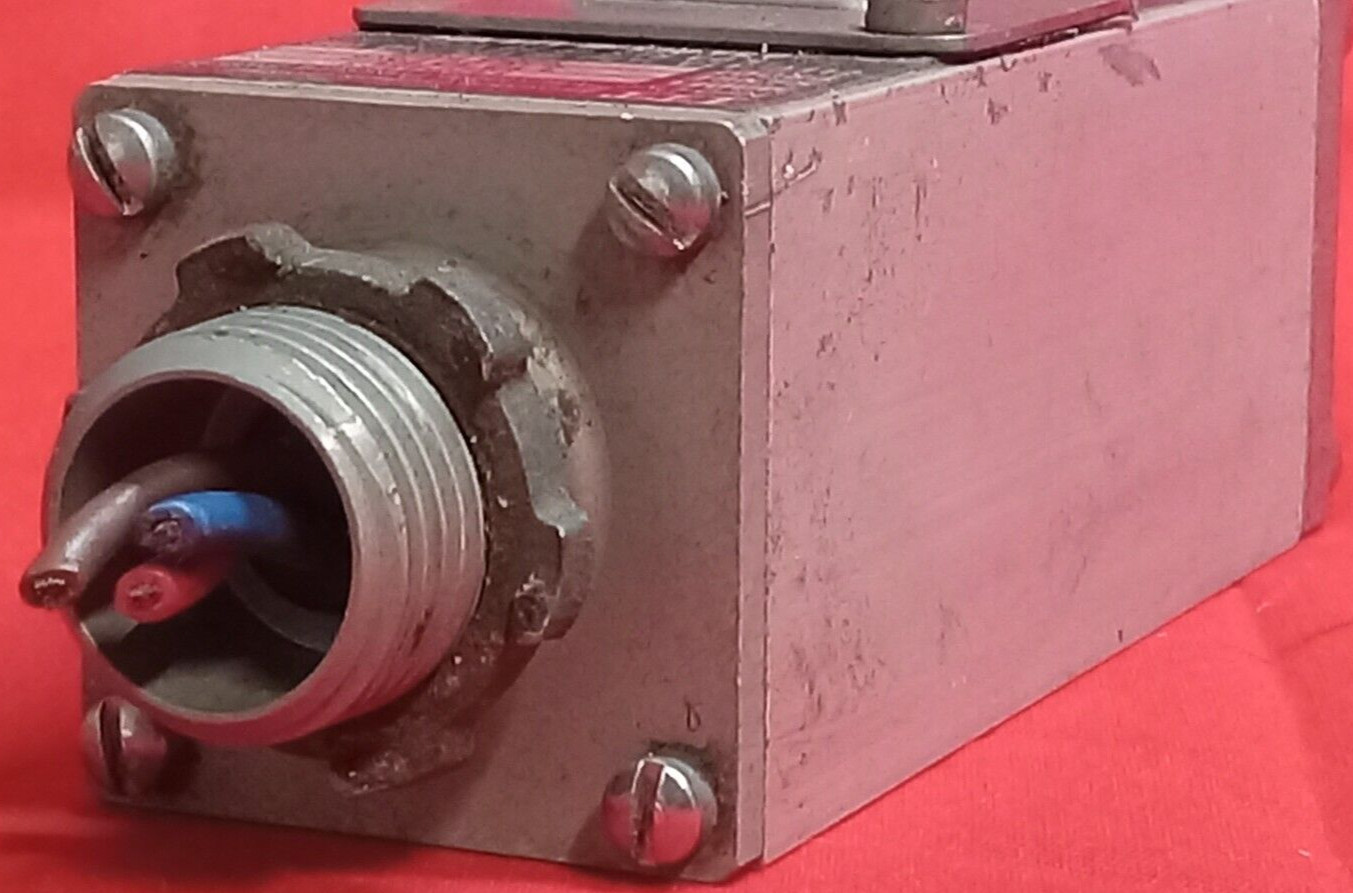 ITT AEROSPACE CONTROLS DIVISION NEO-DYN ADJUSTABLE PRESSURE SWITCH 132P49C3
