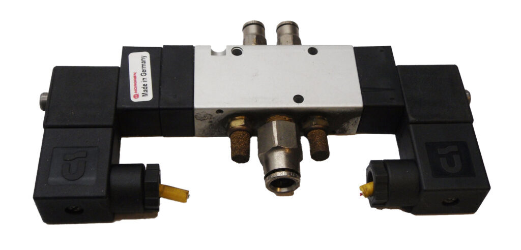 NORGREN V60P711AA313JB SOLENOID VALVE 145PSIG W/ (2) 13J COIL 24VDC 0.08A 2.W