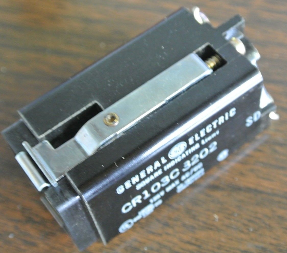GE CR103C3202 – SQUARE INDICATING LIGHT – RED LENS – 125V AC/DC – NEW SURPLUS