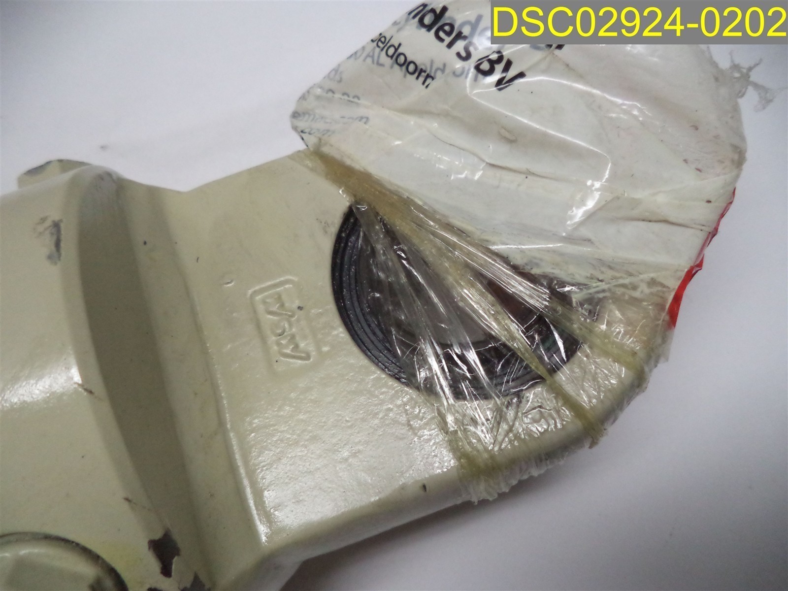 IHC Manual Vremac Cylinder 22 1/2″ Overall as shown, 1 1/2″ Dia. Eyes