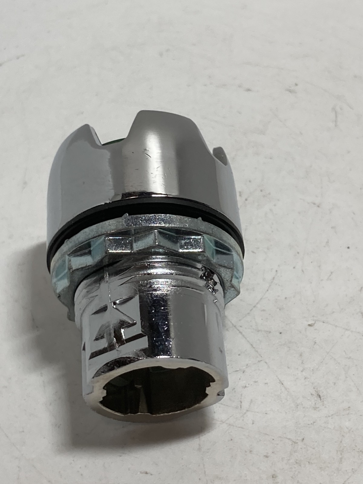 ALLEN BRADLEY 800FM-LG3 PUSHBUTTON OPERATOR GREEN ILLUMINATED NNB
