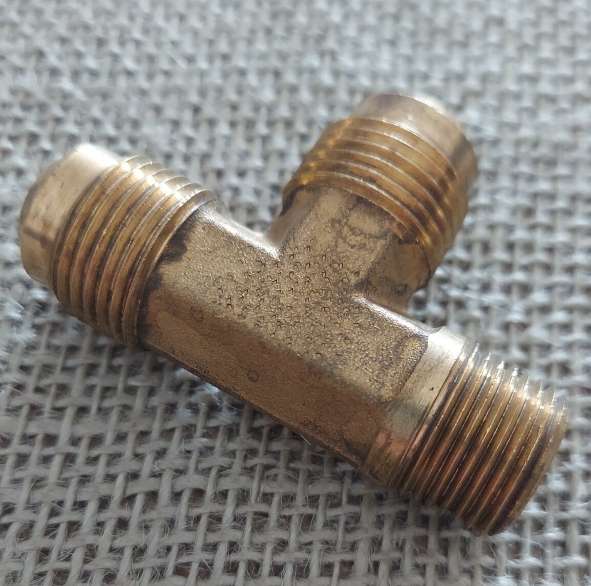 151F-8-6 Male Tube to Pipe Run Tee. 1/2″ x 3/8″. 45 Deg Flare x Male Pipe. Brass
