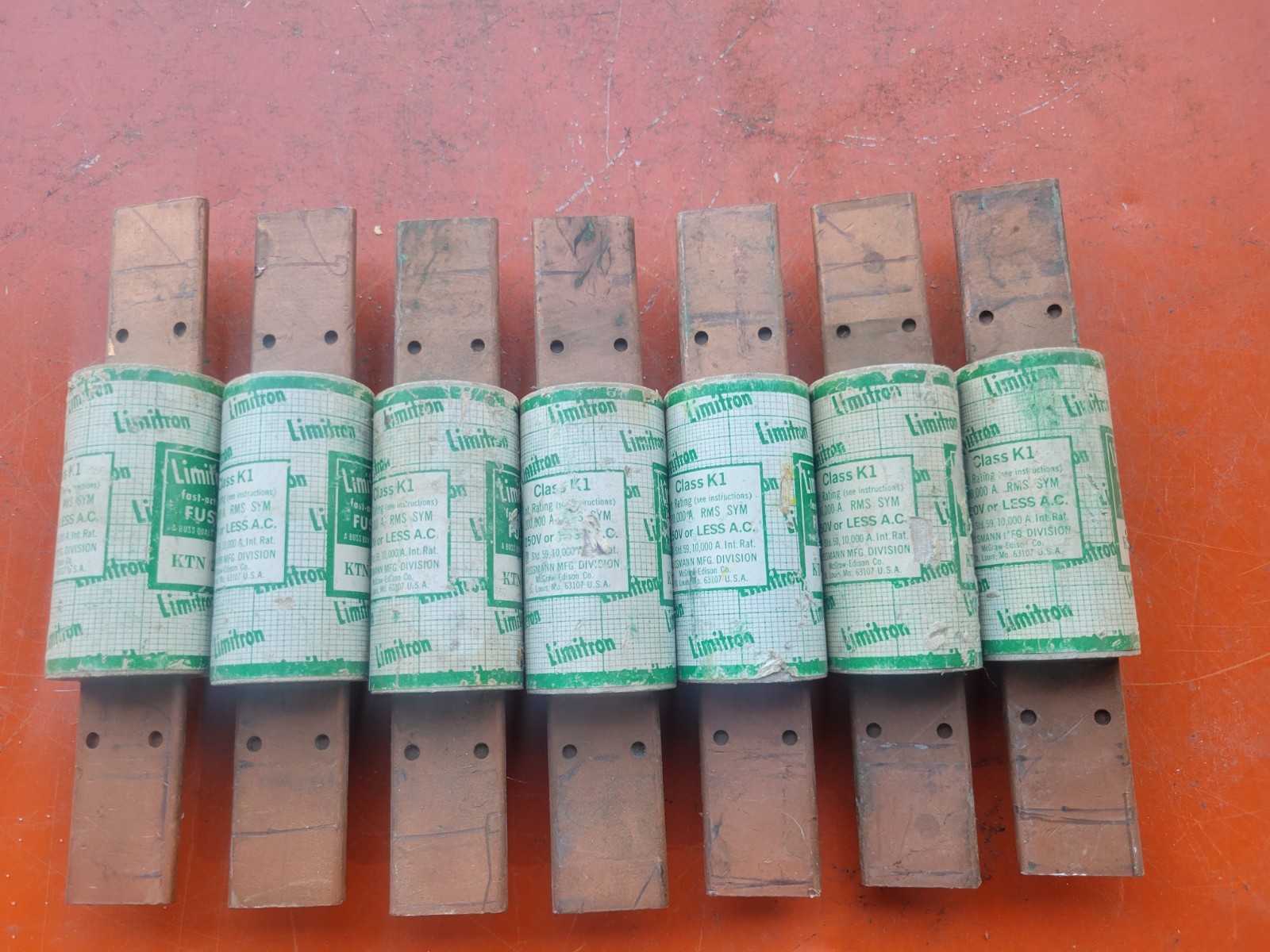 1 Fuse From Picture BUSSMANN LIMITRON KTN 200 CLASS K1 FUSE