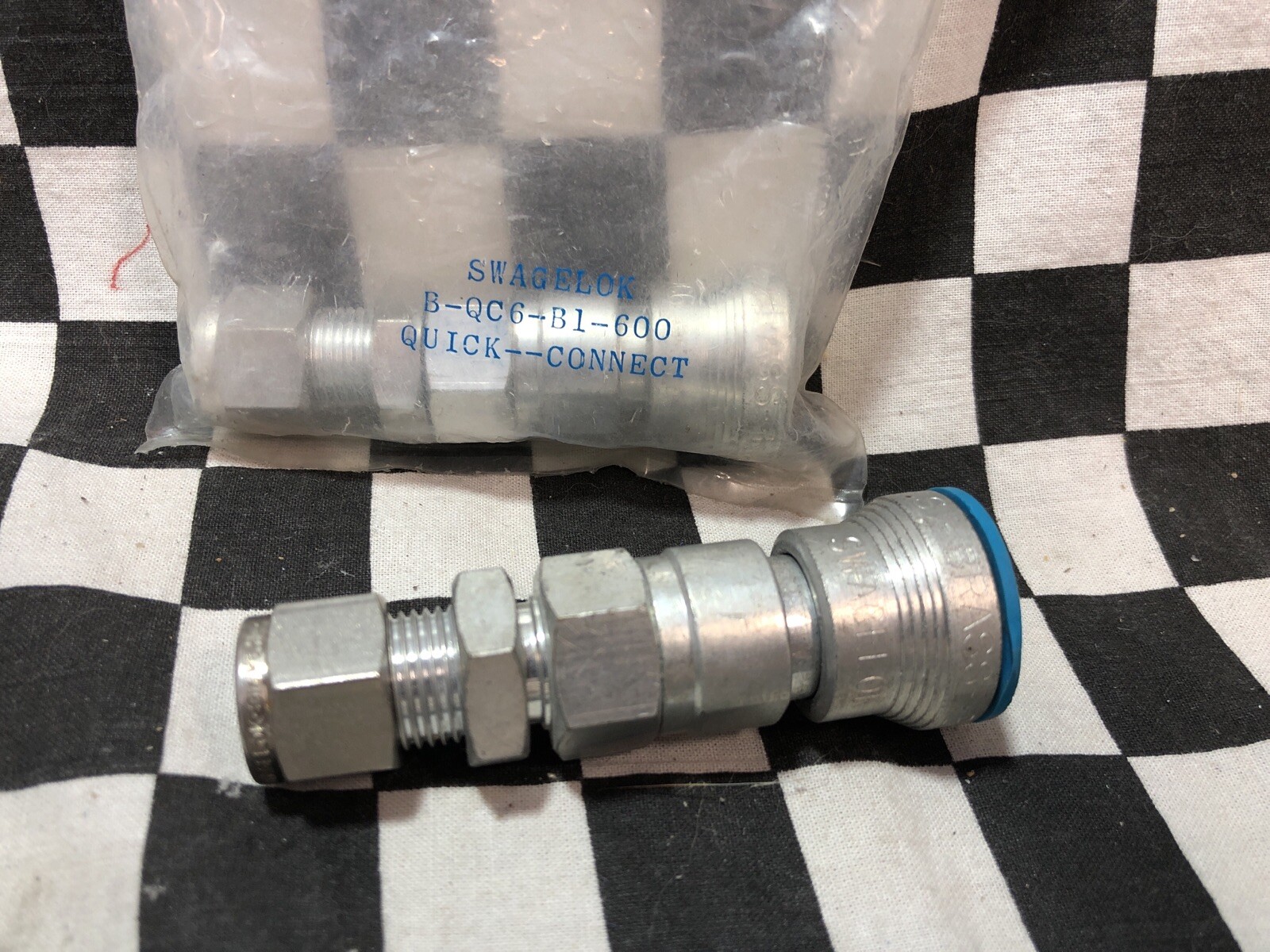 SWAGELOK Quick Connect 3/8″, B-QC6-B-600 (32X) & B-QC6-B1-600 (2X) LOT OF 34