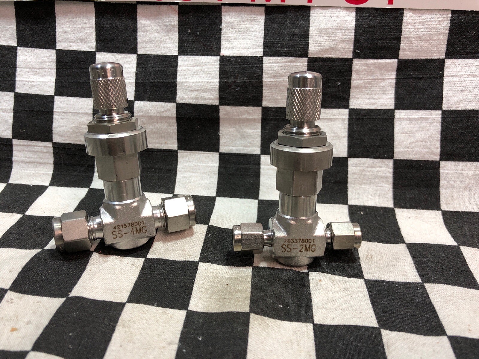 Lot Of 2 SWAGELOK Flow Metering Valve 1/8″ & 1/4″, SS-4MG & SS-4MG #122V1