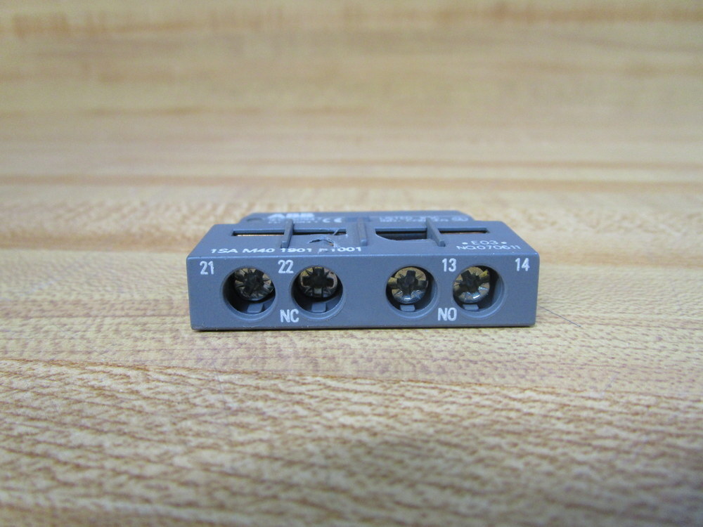 Asea Brown Boveri 1SAM401901R1001 ABB Auxiliary Contact Block Chipped