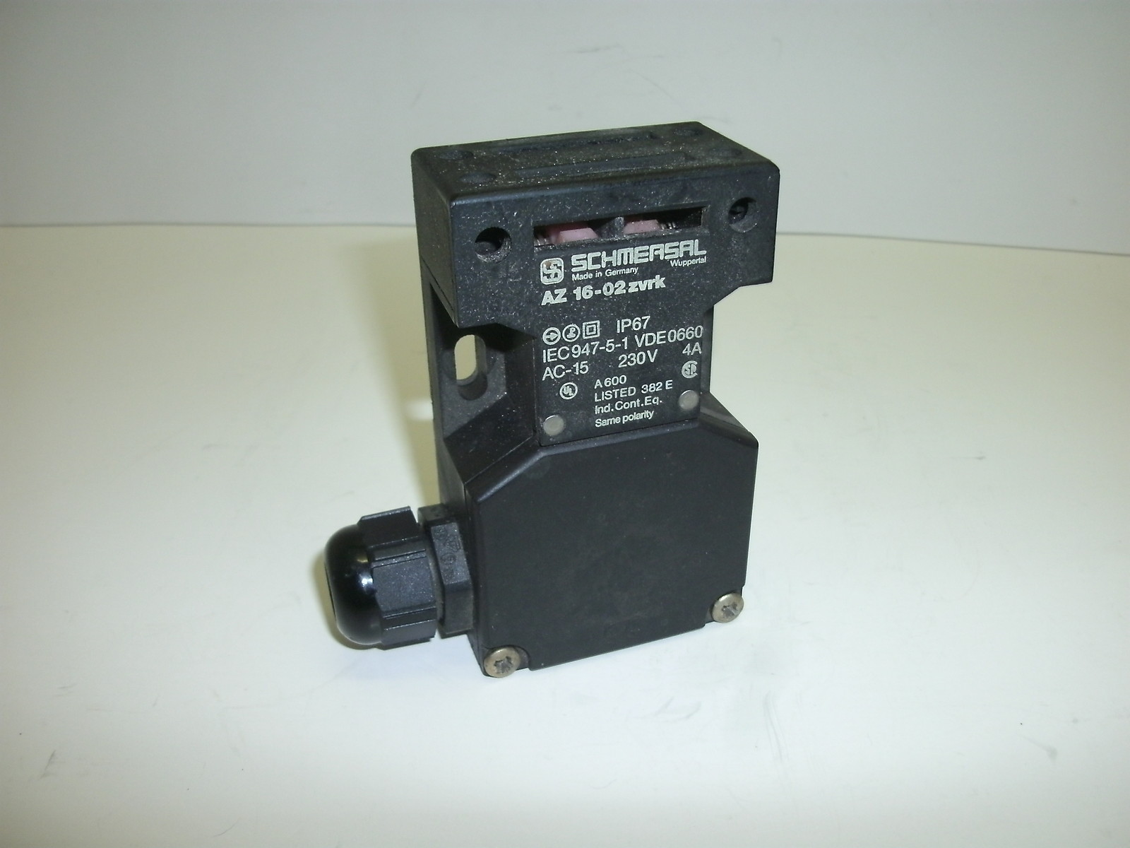 SCHMERSAL AZ 16-02ZVRK SAFETY INTERLOCK SWITCH KEYED LEFT SIDE WIRE CONNECTION