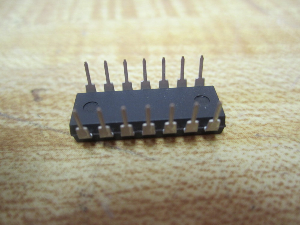 National Semiconductor DM7448N Integrated Circuit