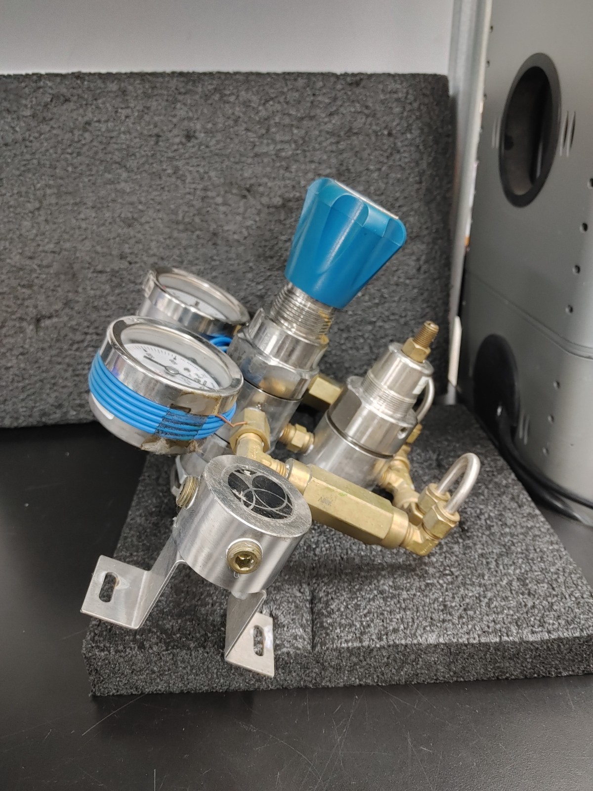 MATHESON High Purity Regulator with MATHESON Type 201 Switch X2 Pressure Gauges