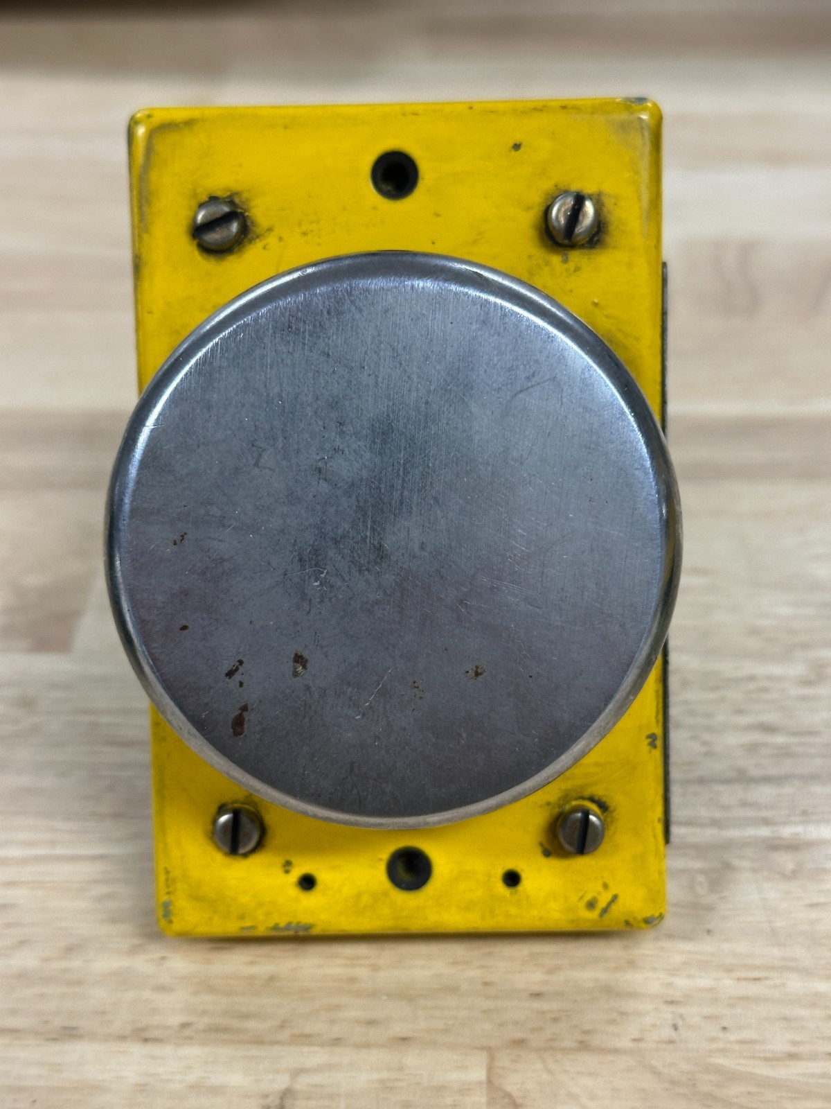 Allen Bradley 800P-F2CBV /E – Palm-Operated Flush Mount Push Button