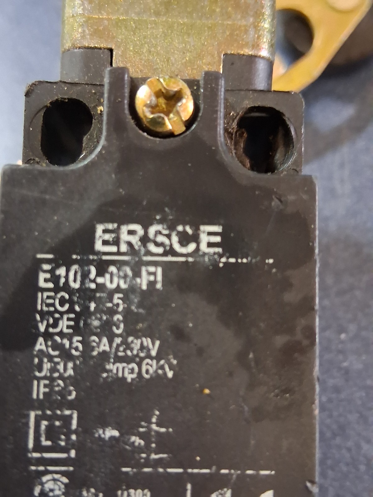 ERSCE E102-00-FI LIMIT SWITCH ADJUSTABLE ROLLER LEVER 6A 250V